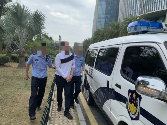 鄒某祥被公安機(jī)關(guān)帶走.png 鄒某祥被公安機(jī)關(guān)帶走.png